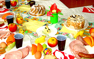 Kościół katolicki obchodzi święto Zmartwychwstania Pańskiego. W jadłodajniach Caritas zorganizowano świąteczne śniadania